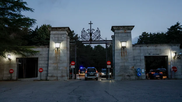 The remains of the founder of the Falange, José Antonio Primo de Rivera, will be exhumed this Monday from their location next to the main altar of the Basilica of the Valley of the Fallen