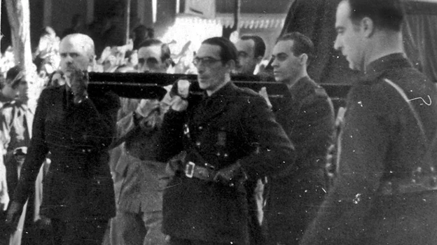 The corpse of José Antonio Primo de Rivera leaves on the shoulders of the political junta of Alicante in the transfer of his mortal remains