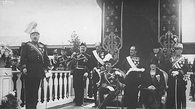 Primo de Rivera pronuncia un discurso ante los Reyes.