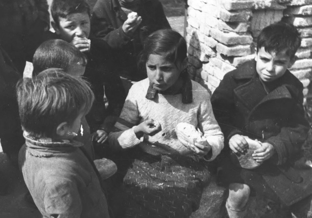 Niños de la posguerra española, comienzo un trozo de pan