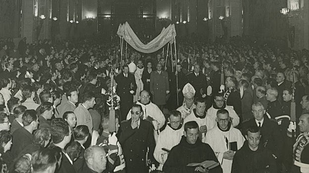 Inauguración oficial de la basílica de Santa María de la Cruz del Valle de los Caídos presidida por Francisco Franco.