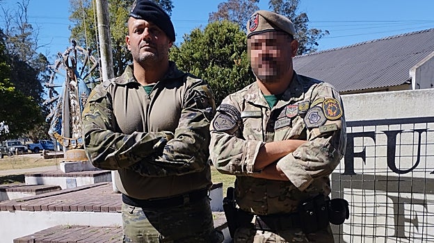 El sargento Ruiz, junto al sargento brechero Córdoba, durante el curso
