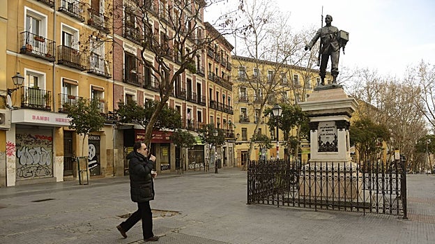 Estatua de Eloy Gonzalo en la plaza del Cascorro