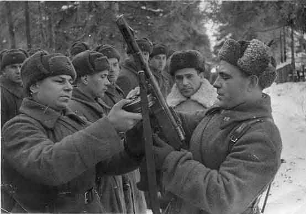 La labor del comisario era velar por los intereses del partido en el frente