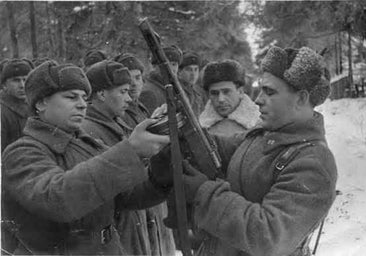 ¿Otra mentira histórica? La verdad tras los suicidios masivos de los comisarios soviéticos en la IIGM