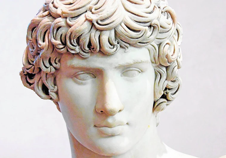 Detalle de estatua de Antinoo, el amante de Adriano, ubicada en el Museo del Louvre