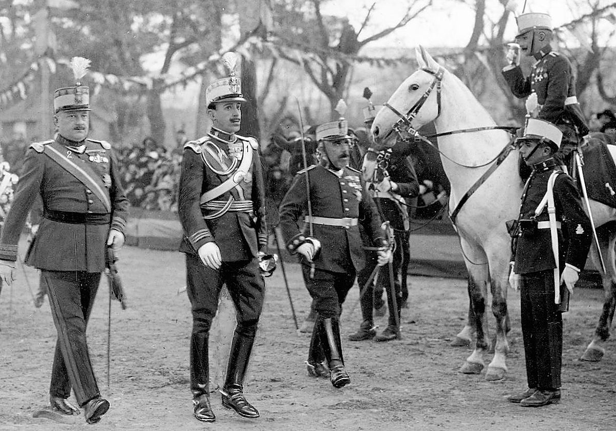 Alfonso XIII desfila en una jura de bandera junto a Miguel Primo de Rivera