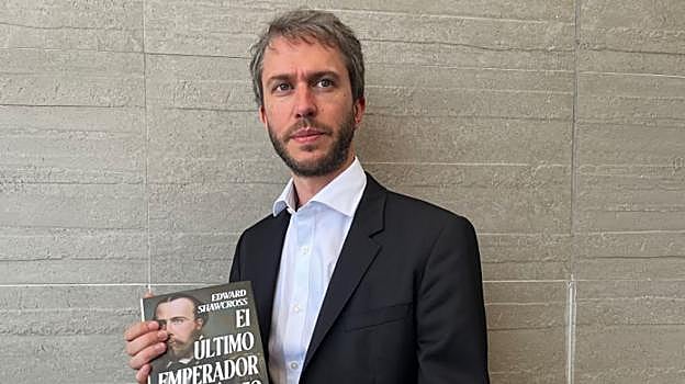 Edward Shawcross posa junto a su libro.