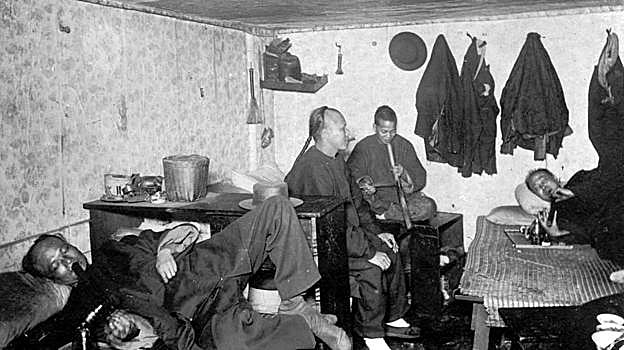 Fumadero de opio en una casa de huéspedes china en San Francisco (c. 1890)