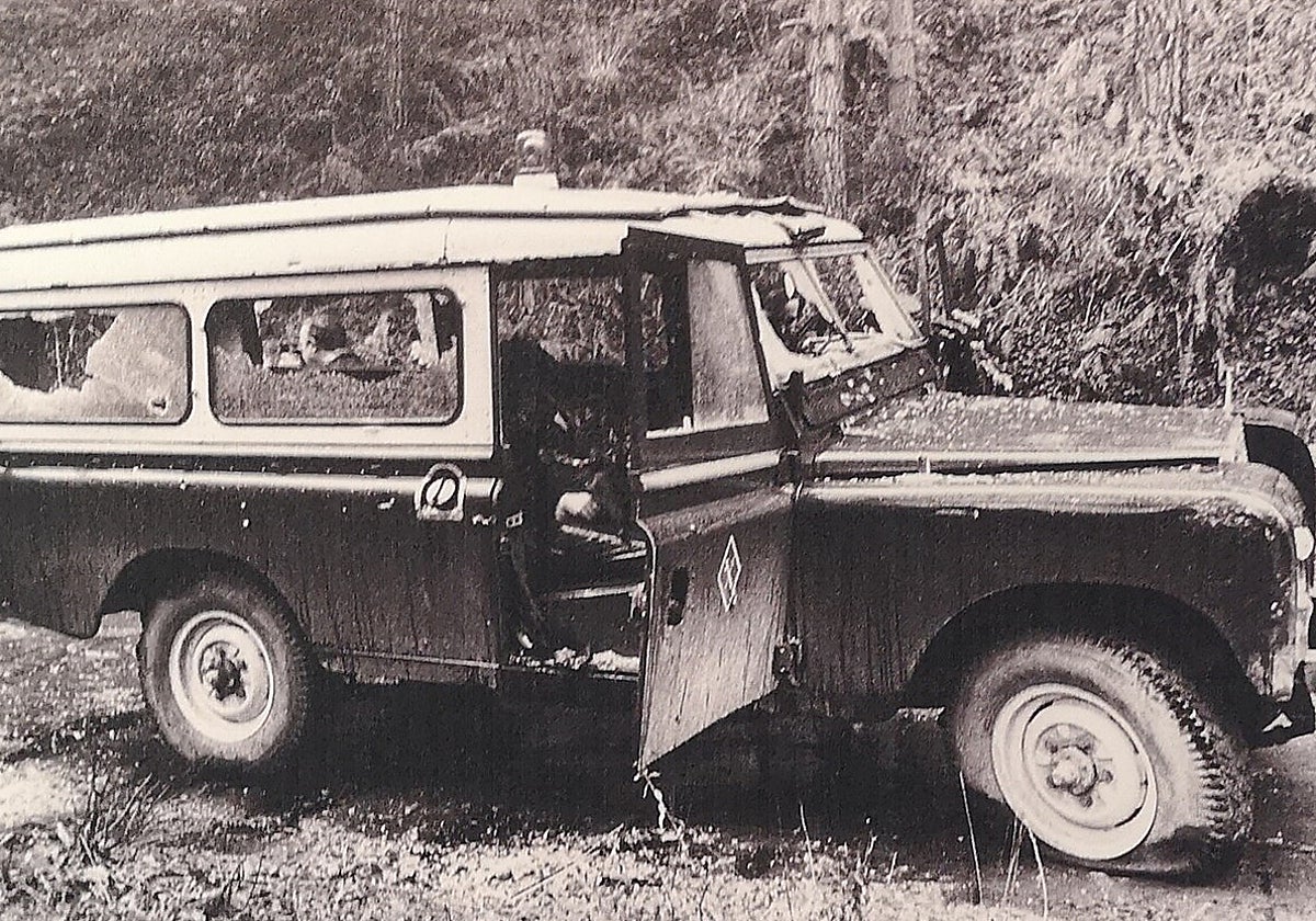 Uno de los Land Rover del convoy, tras ser tiroteado por los etarras