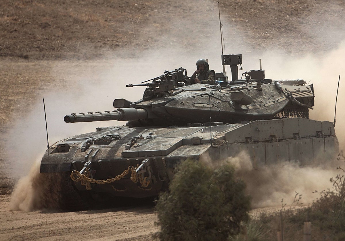 Un Merkava patrulla la franja de Gaza en 2014