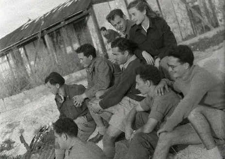 Imagen secundaria 1 - El fotógrafo Benno Rothenberg fue el fotoperiodista oficial en la Guerra de la Independencia israelí. Documentó tanto el conflicto bélico, como los entrenamiento de la Haganá, y posteriormente de las FDI, en 'Camp Yona' situado en las playas de Tel Aviv. Las imágenes que aparecen en este artículo datan de 1947.