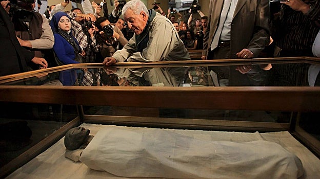 Momia de la reina Tiye, madre del faraón Akenatón y abuela de Tutankamón, después de que fuera posible su identificación gracias a las pruebas de ADN realizadas en 2010