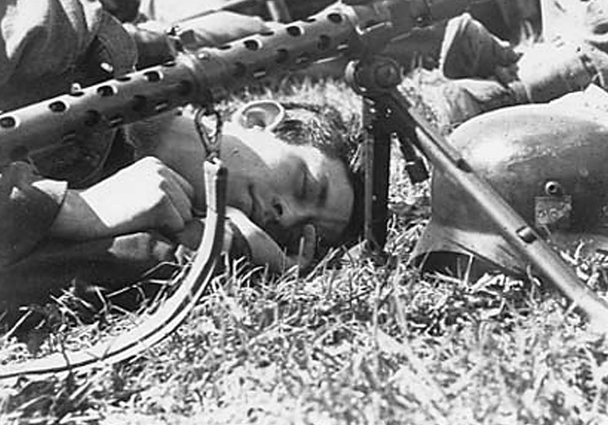 Un soldado de la División Azul descansa en el frente de Leningrado