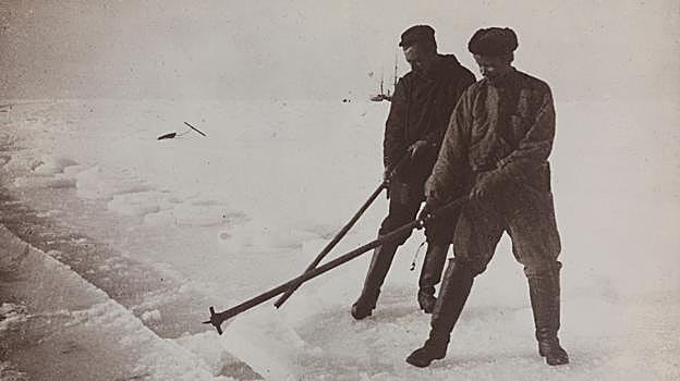 Intento de abrir un canal para liberar el barco.