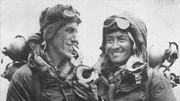 Edmund Hillary ve Tenzing Norgay 1953'te Everest'i fethetmek için.