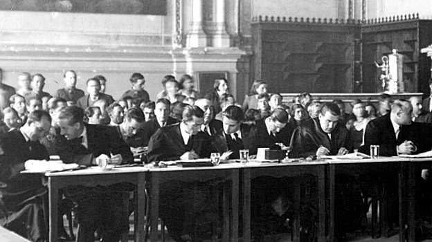 Abogados defensores de uno de los juicios por la Revolución de Octubre.