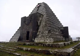 Los misterios de la única pirámide de España: abandonada, franquista, llena de cadáveres... y declarada BIC