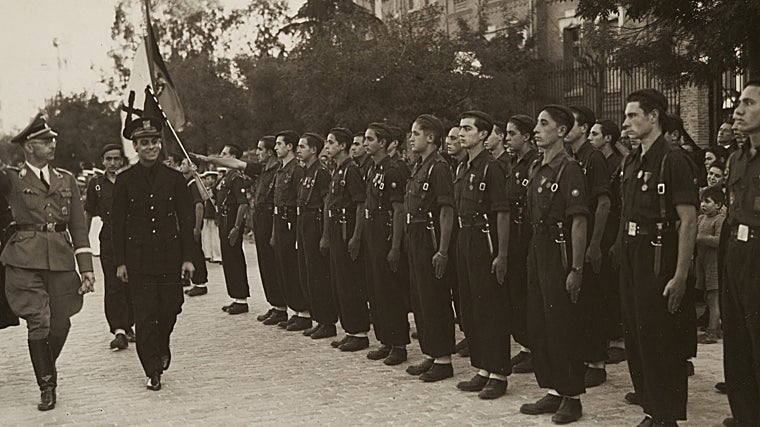 Heinrich Himmler acompañado del vicesecretario del Partido, Pedro Gamero del Castillo, visita la casa de Auxilio Social.