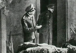Berlín, abril de 1945. Última foto de Hitler con vida, saliendo un momento del búnker donde pasó sus últimos días