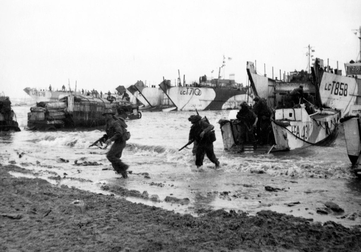 Soldados británicos a su llegada a la playa durante el desembarco de Normandía el 6 de junio de 1944