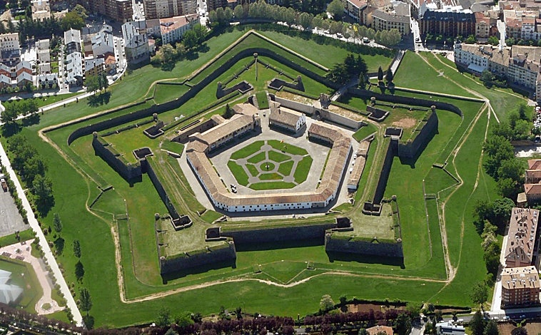 Imagen principal - La fortaleza abaluartada de Jaca, la de San Fernando y la poligonal de San Cristóbal