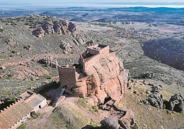 El extraño castillo español de la piedra roja: un coloso inexpugnable erigido sobre un acantilado