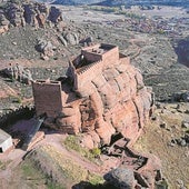 El extraño castillo español de la piedra roja erigido sobre un acantilado