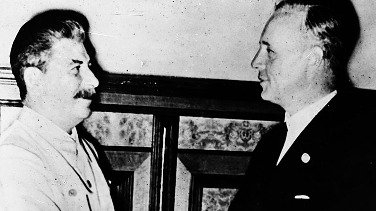 El ministro de Asuntos Exteriores de Alemania, Joachim Von Ribbentrop (d) y el líder soviético Joseph Stalin estrechan sus manos tras la firma del acuerdo