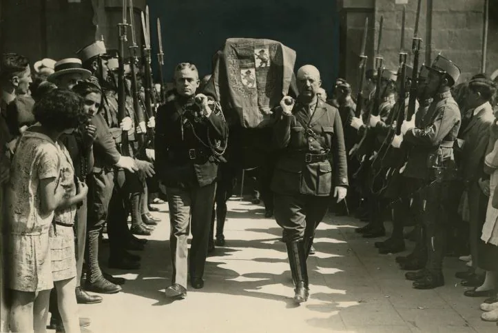 El féretro, a la salida del ayuntamiento de Avilés en 1924 portado a hombros por el agregado militar de la Embajada de EE.UU., ayudantes del capitán general y del gobernador militar y delegado gubernativo