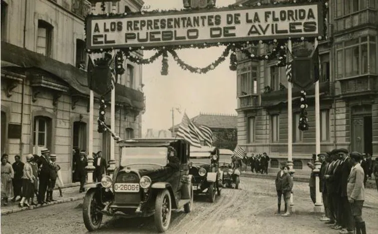 Imagen principal - Recepción a la delegación en Avilés, visita a la Redacción de Blanco y Negro y ABC en Madrid, y una ilustración de Menéndez de Avilés y los visitantes