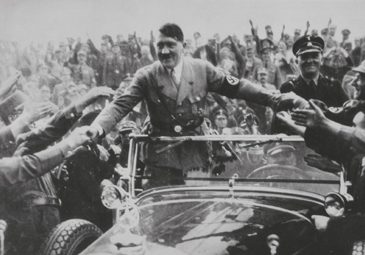 Hitler, arropado por la multitud, en 1933