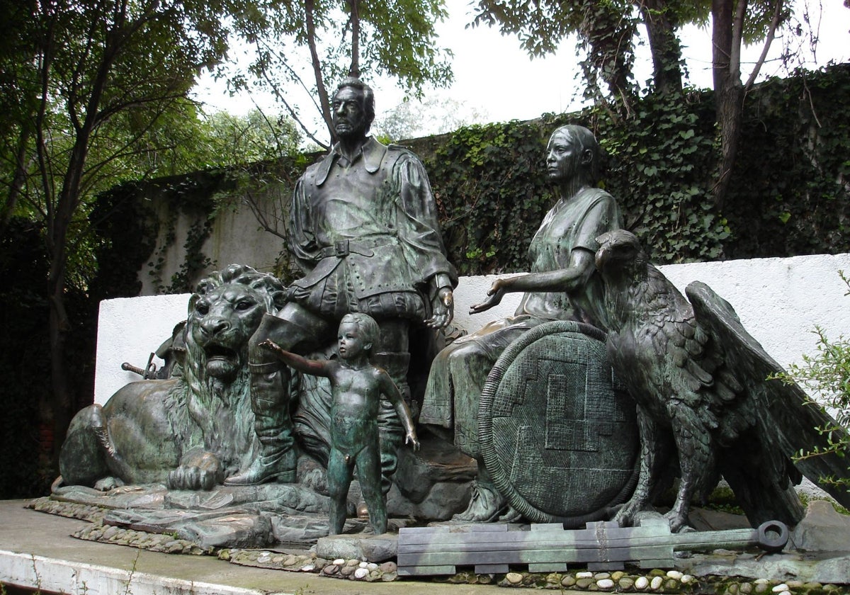 Monumento al mestizaje en México: Hernán Cortés, la Malinche y su hijo Martín