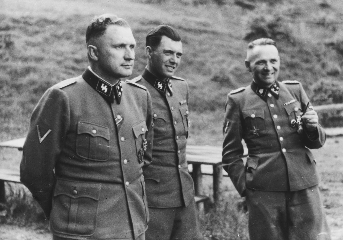 Mengele, en el centro, junto a Richar Baer y Rudolf Hoess, en Auschwitz, en 1944