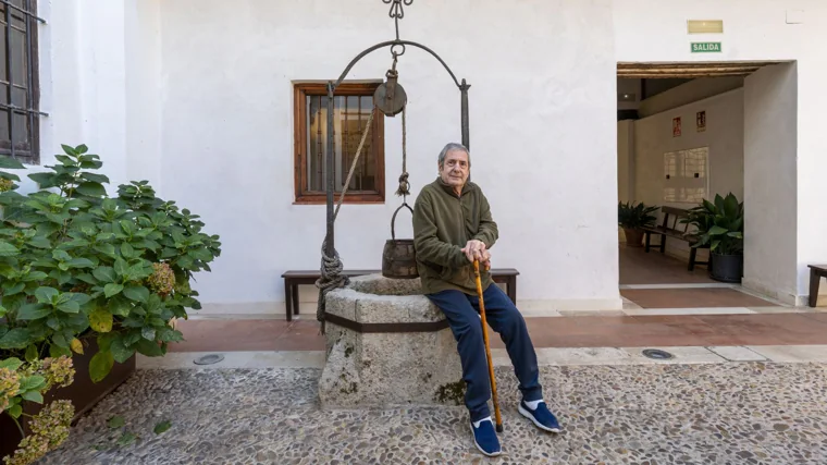 Antonio, uno de los residentes, en el patio de luces