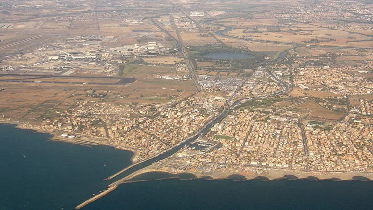 El puerto -al fondo- y el canal, a la derecha