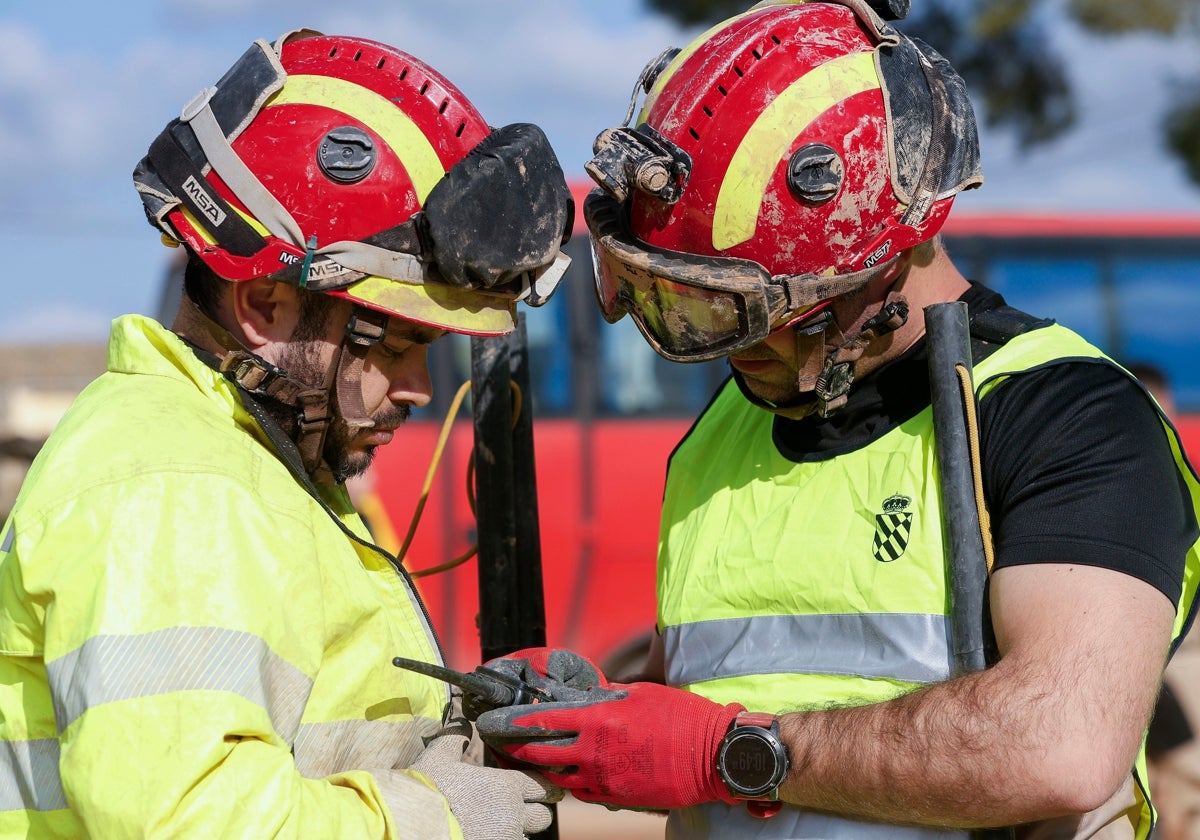 Miembros de la UME trabajan en la búsqueda de los dos niños que permanecen desaparecidos a causa de la DANA en Torrente, Valencia