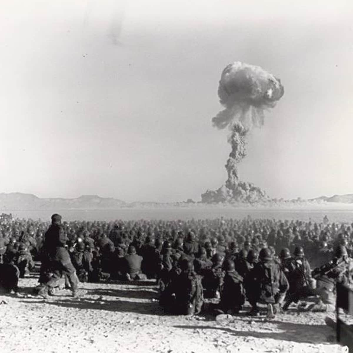 Una multitud de soldados presencia una prueba nuclear en 1951