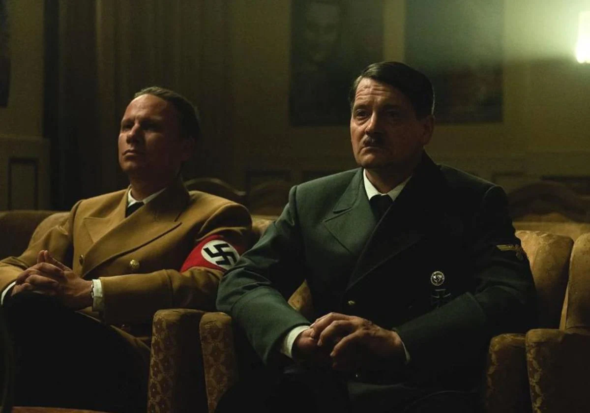 Escena de la película que muestra a Goebbels y a Hitler