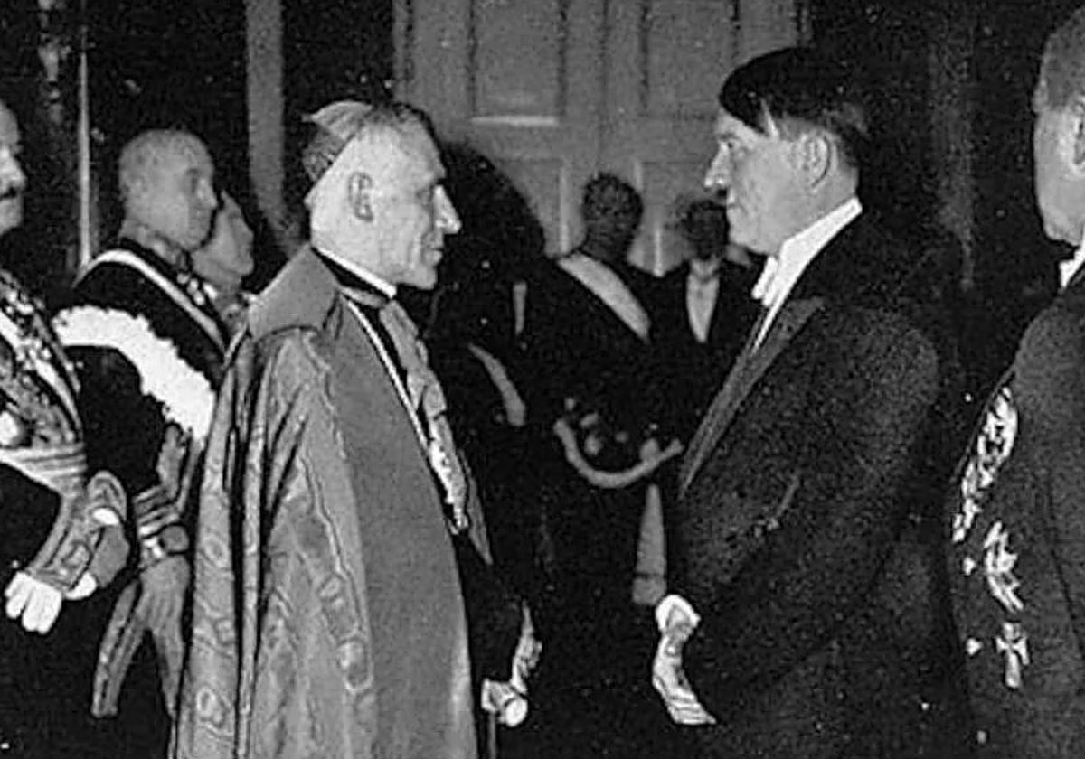 Hitler (derecha) y Pío XII, en una imagen de archivo