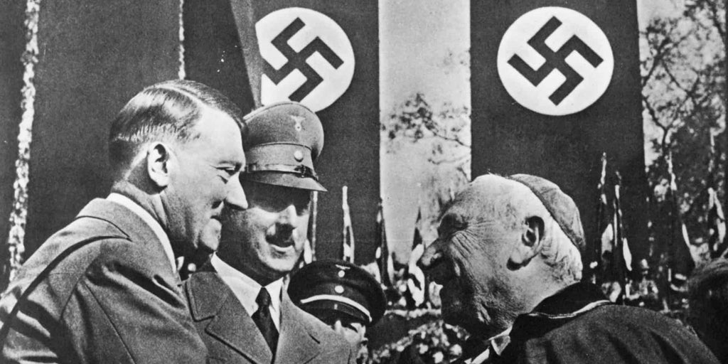Bu, Katolikliği ortadan kaldırmak istediği tuhaf 'Hitler İncili'nin elimizdeki tek kopyası.