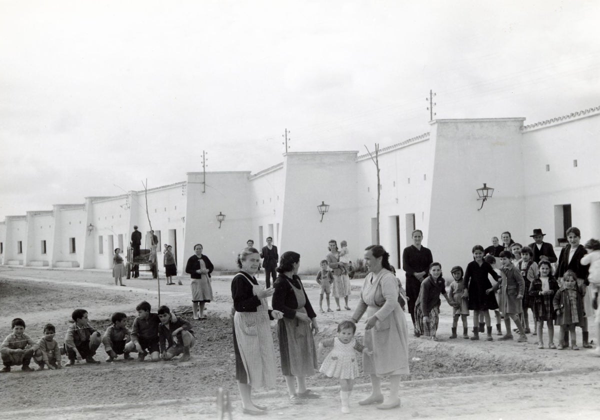 Viviendas terminadas de Gévora, pueblo de colonización de