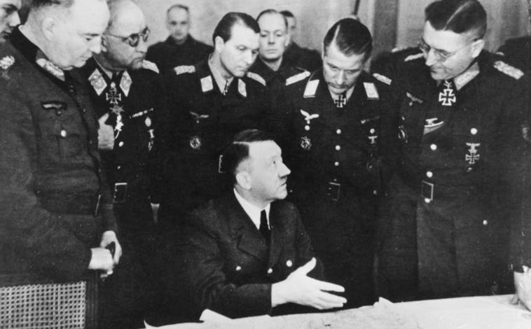 Imagen principal - Arriba, conferencia de Hitler con los grupos de ejército del Vístula, en Marzo. Debajo, Hitler otorga la Cruz de Hierro de segunda clase a la capitana de vuelo Hanna Reitsch (entre enero y febrero). A la derecha, Henz Guderian, oficial convencido de que Alemania debía rendirse a los Aliados
