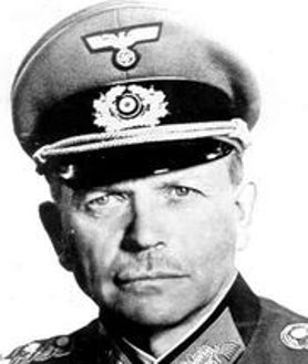 Imagen secundaria 2 - Arriba, conferencia de Hitler con los grupos de ejército del Vístula, en Marzo. Debajo, Hitler otorga la Cruz de Hierro de segunda clase a la capitana de vuelo Hanna Reitsch (entre enero y febrero). A la derecha, Henz Guderian, oficial convencido de que Alemania debía rendirse a los Aliados