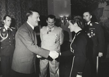 Imagen secundaria 1 - Arriba, conferencia de Hitler con los grupos de ejército del Vístula, en Marzo. Debajo, Hitler otorga la Cruz de Hierro de segunda clase a la capitana de vuelo Hanna Reitsch (entre enero y febrero). A la derecha, Henz Guderian, oficial convencido de que Alemania debía rendirse a los Aliados