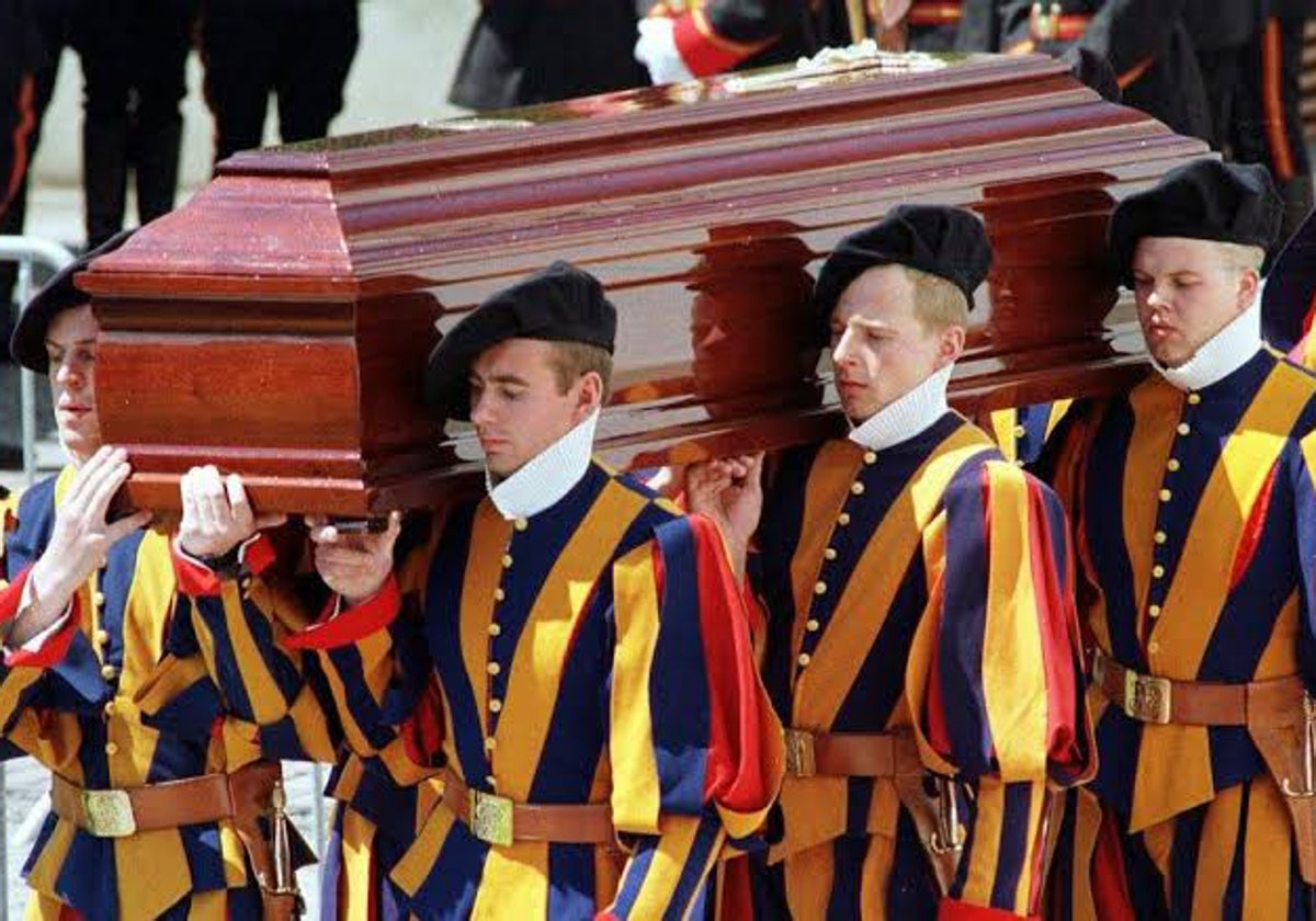 Miembros de la Guardia Suiza Pontificia portan el ataúd de Alois Estermann