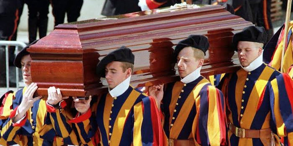 El extraño asesinato del jefe de la Guardia Suiza dentro del Vaticano que apenas se investigó