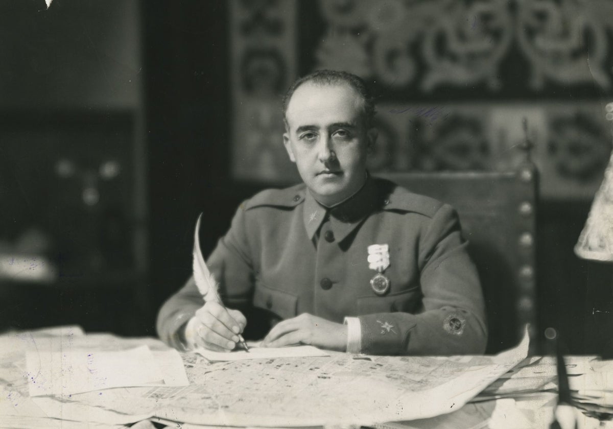 Franco, en el cuartel general de Salamanca, en 1936