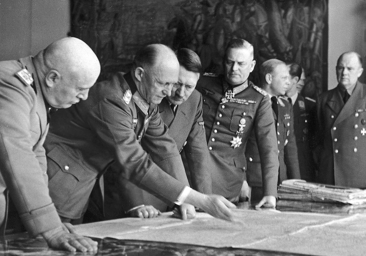Hitler, organizando operaciones militares en la Segunda Guerra Mundial