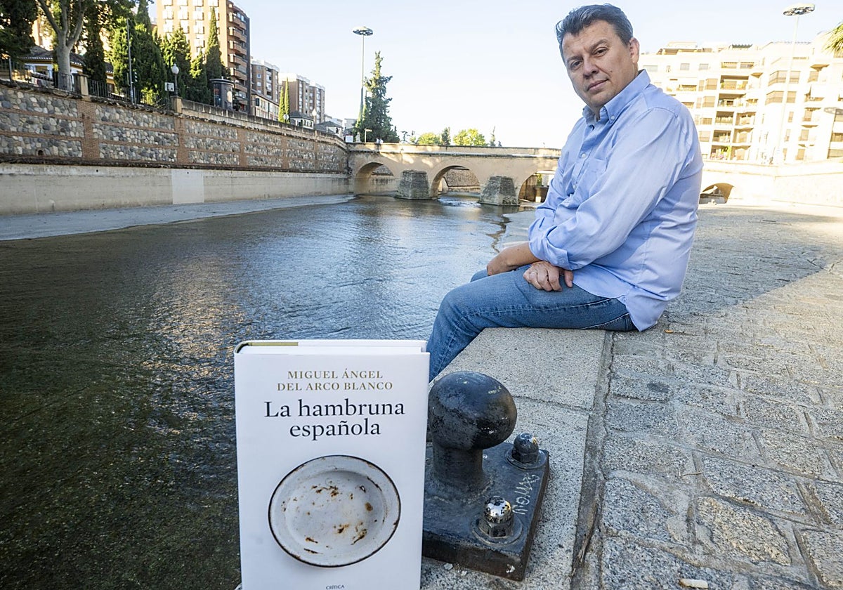 Miguel Ángel del Arco Blanco, durante la presentación de su libro